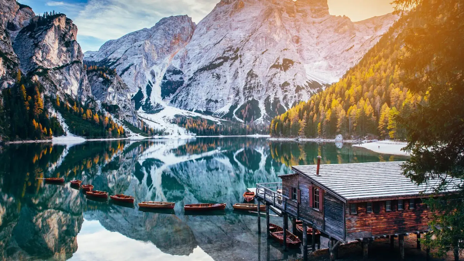 Capodanno al Lago di Braies: le barche e la palafitta sotto la neve