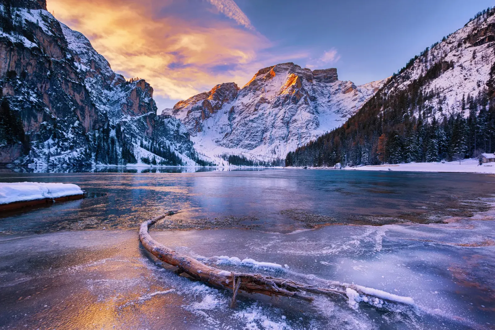 Capodanno al Lago di Braies: il lago in inverno tra le Dolomiti