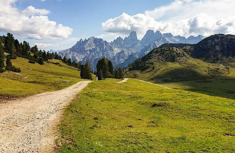 Prato Piazza: Tre Sguardi sull'Altopiano delle Dolomiti