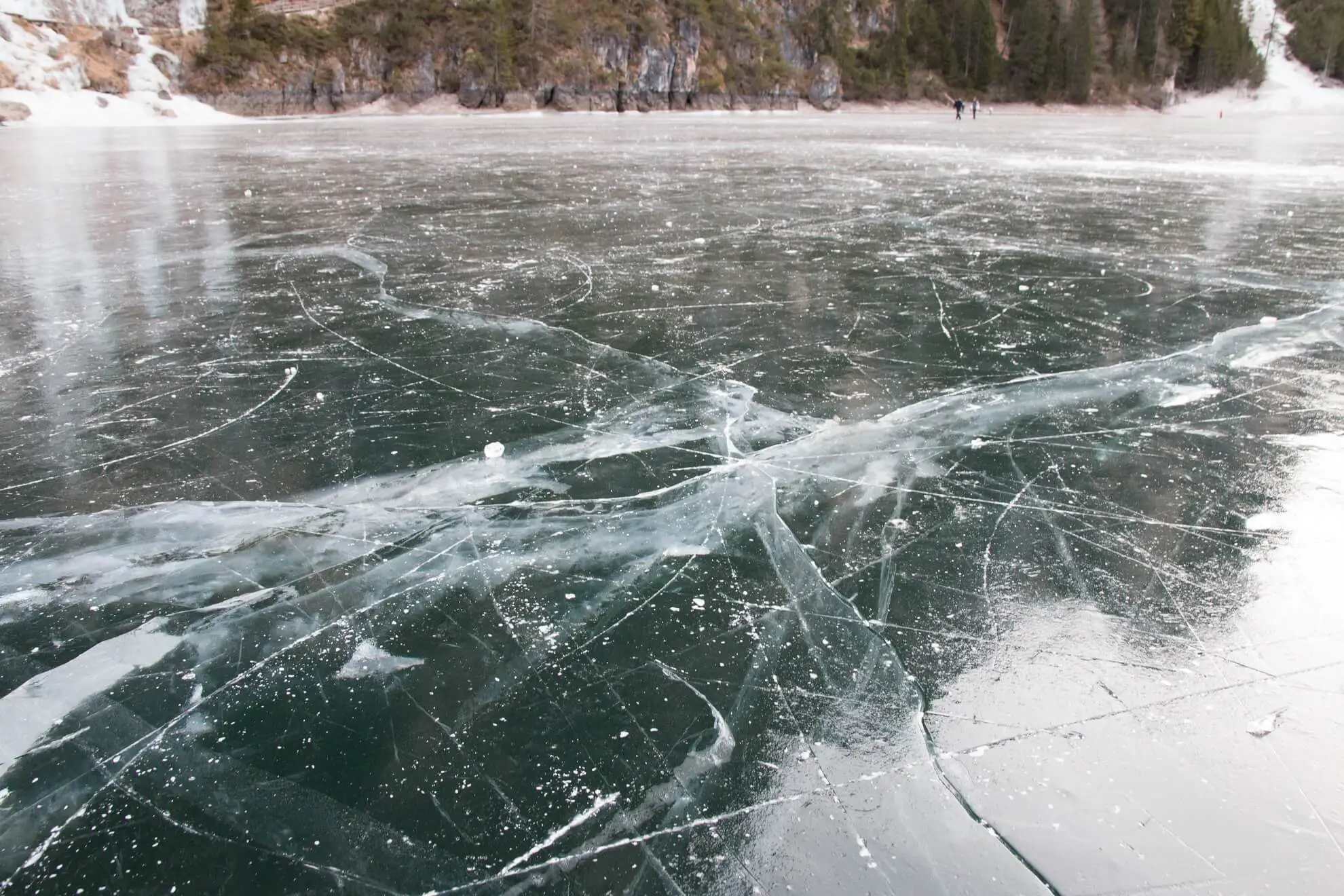 Inverno al lago di Braies: La camminata sul lago ghiacciato