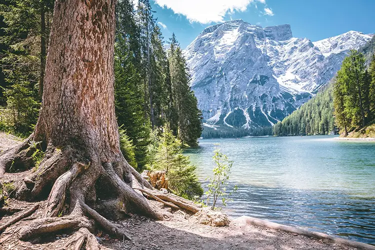Lago di Braies in primavera